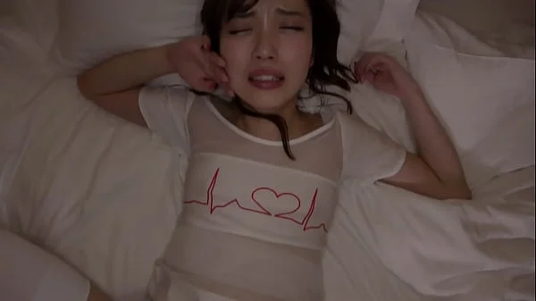 https://bit.ly/343lg2p 酔っぱらうとボディタッチが多くなっちゃうあざとい女の子 ピンク色の乳首がとても美しいしゃぶるとなかなか離そうとしない変態ワンコに中出し パート2